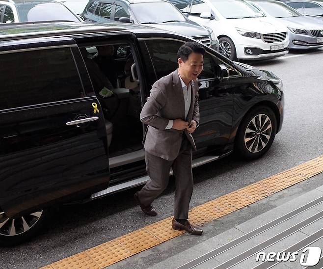 (서울=뉴스1) 황덕현 기자 = 선거제 개편과 사법제도 개혁법안의 패스트트랙(신속처리안건) 지정 과정에서 벌어진 국회 내 물리력 행사와 몸싸움으로 수사 대상이 된 김영호 더불어민주당 의원이 28일 오전 서울 영등포경찰서에 출석하고 있다. 2019.8.28/뉴스1 © News1 황덕현 기자