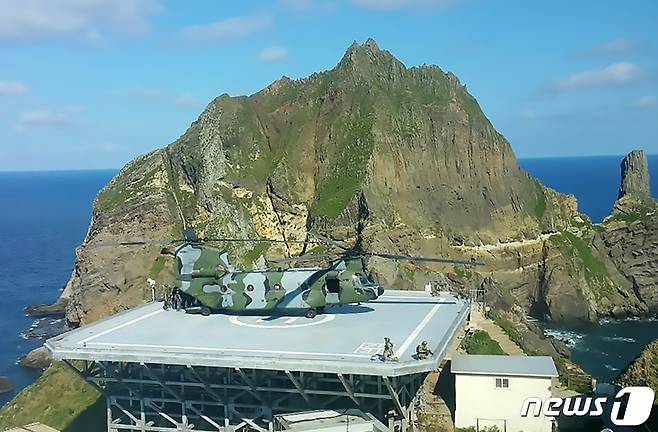 해군이 동해 영토수호훈련을 시작한 25일 대형수송헬기치누크(CH-47)로 독도에 상륙한 대한민국 해군 특수부대원들과 해병대원들이 사주경계를 하고 있다. 2019.8.25/뉴스1