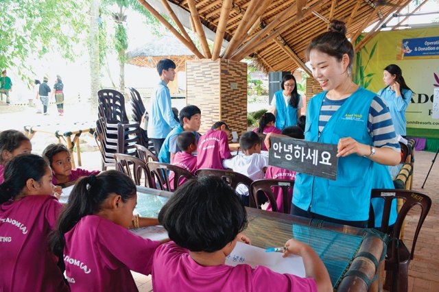ASEZ WAO 한국 회원들이 말레이시아 한 초등학교에서 ‘한글교실’을 진행하고 있다.