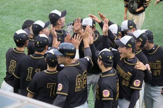 2020 신인 드래프트에서 1라운드 지명자(남지민)를 배출한 부산정보고. 부산 지역의 막내로 야구부의 역사는 길지 않지만 김백만 감독의 지도력 등에 힘입어 전국대회에서 서서히 성과를 내고 있다. 부산정보고 제공