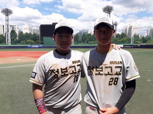 부산정보고 포수 여성민과 투수 남지민(오른쪽). 김효경 기자