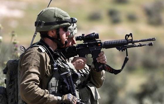 이스라엘은 고교 졸업 직후 곧바로 군복무를 한다. 일반적으로 남자는 3년, 여자는 2년이다. [EPA=연합]