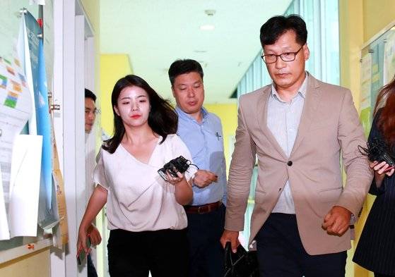 조국 법무부 장관 후보자 딸을 둘러싼 각종 의혹과 관련해 검찰이 압수수색에 돌입한 27일 서울 관악구 서울대 환경대학원에서 압수수색을 마친 검찰 관계자가 대학원 행정실을 나서고 있다. [연합뉴스]