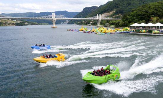 경기 가평군 청평호에 신규 오픈한 캠프통포레스트에서 대학생들이 물놀이를 즐기고 있다. 캠프통포레스트는 기존 캠프통 아일랜드의 3배 크기로 청평호 맞은편에 새롭게 오픈한 수상레저 천국으로 체감속도 220km로 달리는 스피드 보트 워터 페라리, 물속으로 순간 잠수를 하며 짜릿한 쾌감을 선사하는 워터 범블비, 540도 급회전을 통해 스릴을 만끽할 수 있는 워터 포르쉐, 지그재그 Z 커브로 간담을 서늘하게 하는 워터 마징가 등이 있다.