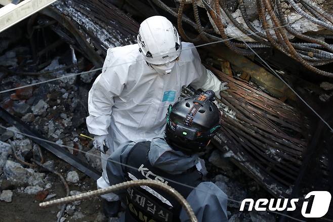 26일 오전 서울 서대문구 충정로 KT 아현국사 통신구 화재현장에서 국립과학수사연구원, 경찰, 소방대원 등이 2차 합동감식을 하고 있다. 2018.11.26/뉴스1 © News1 안은나 기자