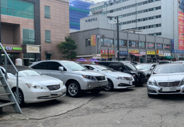 서울 성동구 장안평 중고차 단지 A동 구석에 렉서스 1대가 주차돼 있다. /민서연 인턴기자
