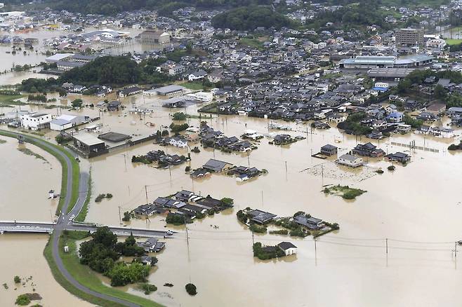 일본 남부 사가현 다케오시에 28일 폭우가 내려 주택이 침수되고 있다. [AP=연합뉴스]