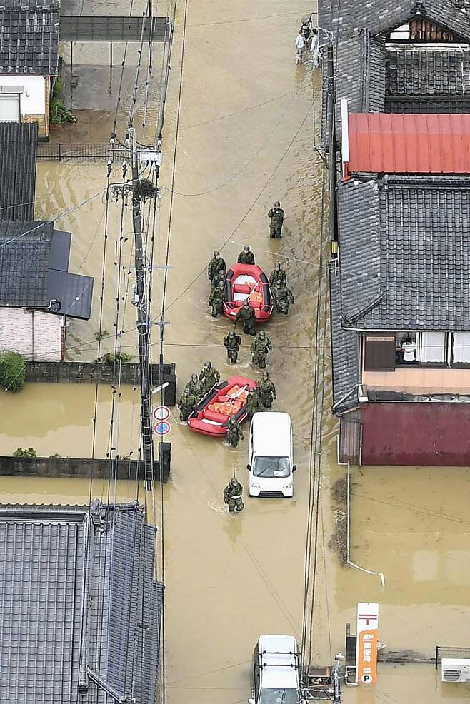 일본 자위대 대원들이 28일 사가현에서 구조작업을 벌이고 있다. [AP=연합뉴스]