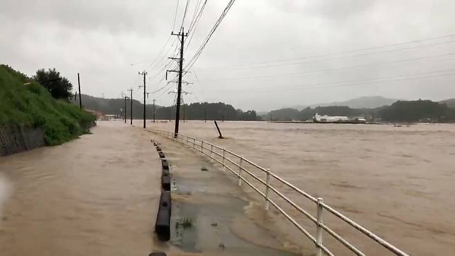 28일 일본 사가현에 내린 폭우로 마쓰우라강이 범람하고 있다. [로이터=연합뉴스]