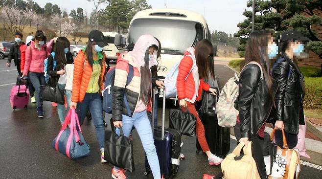 지난 2016년 북한 해외식당 종업원들이 탈북해 입국하는 모습. 통일부 제공