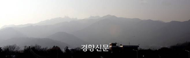 관악산. 풍수상 ‘불의 산’으로 일컬어질만큼 화염 모양을 하고 있다. 관악산의 화기를 다스리는 것이야말로 경복궁 중건의 최대과제였다.