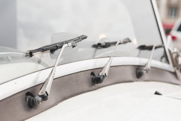 트럭, 버스 등 상용차에는 3개 이상의 와이퍼가 적용되기도 한다.