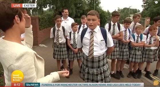 2017년 6월 영국 엑세터 스쿨 남학생들이 단체로 교복 치마를 입고 등교하며 여름에도 긴바지만을 허용한 학교의 교복 정책에 항의하고 있다. [굿모닝브리튼 캡처]