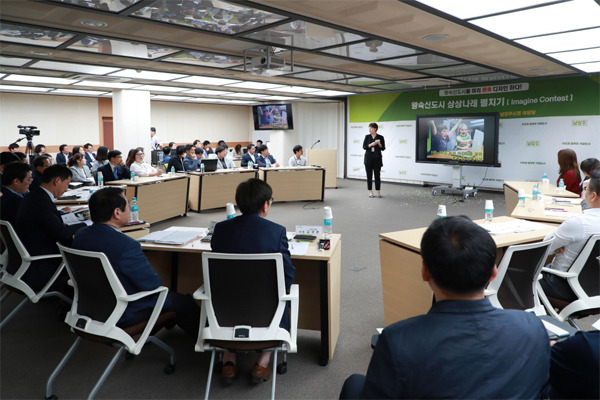 지난 5월 13일 열린 `왕숙 신도시 상상나래 펼치기` 행사에 참석한 시 공무원들이 왕숙 신도시의 성공전략을 찾기 위해 머리를 맞대고 있다. [사진 제공 = 남양주시]