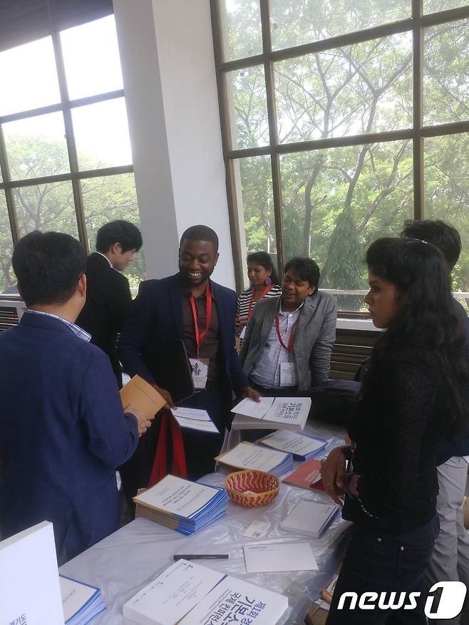 이화영 경기도 평화부지사는 지난 22일부터 25일까지 인도 하이데바라드 날사(NALSAR) 법학대학교에서 열린 ‘제19차 기본소득지구네트워크’ 대회에서 청년기본소득정책 기조발제를 했다.(경기도 제공) © 뉴스1