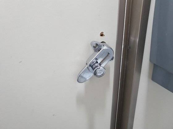 서울 C지구대 화장실 안쪽 잠금장치 나사가 풀려 있다. 이 화장실은 포털사이트 지도에서 '개방화장실'로 검색되는 곳이다. 신혜연 기자