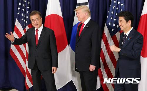 【함부르크(독일)=뉴시스】전진환 기자 = 문재인 대통령, 도널드 트럼프 미국 대통령, 아베 신조 일본 총리. 2017.07.07.   photo@newsis.com  <저작권자ⓒ 공감언론 뉴시스통신사. 무단전재-재배포 금지.>