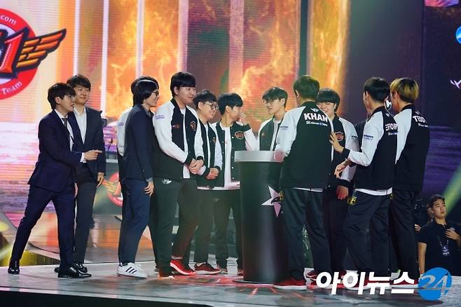 김정균 SKT T1(왼쪽 첫번째) 감독과 SKT T1 선수 및 코치진들