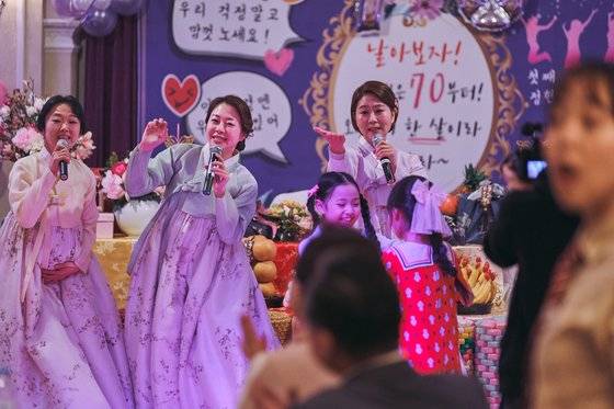 용남의 누나들이 어머니 칠순잔치에서 노래하고 있다. 맨 오른쪽이 고두심과 '전원일기'로 오랜 인연을 맺은 배우 김지영. [사진 CJ엔터테인먼트]