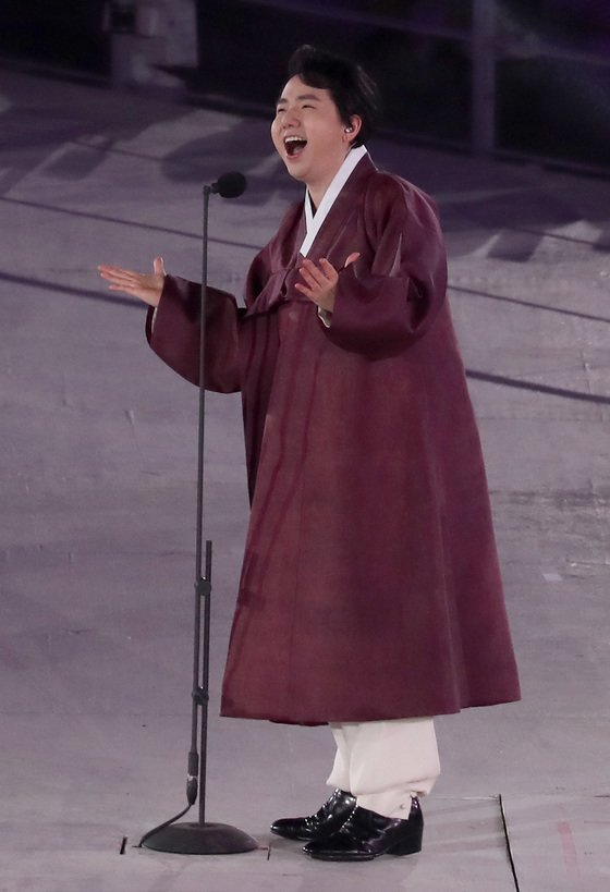 지난해 3월 강원 평창 올림픽스타디움에서 열린 2018 평창 동계패럴림픽 개회식에서 팝페라 가수 임형주가 노래하고 있다.[중앙포토]