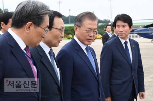동남아 3개국 순방을 위해 1일 경기 성남 서울공항에 도착한 문재인 대통령이 공군1호기로 이동하면서 더불어민주당 이해찬 대표와 심각한 표정으로 대화하고 있다. 왼쪽부터 노영민 대통령 비서실장, 이 대표, 문 대통령, 민주당 이인영 원내대표.도준석 기자 pado@seoul.co.kr