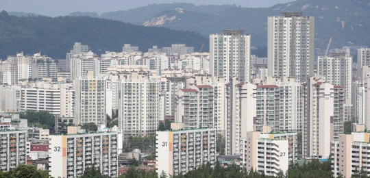 지난달 서울 집값이 아파트와 단독주택의 강세에 힘입어 7월 대비 2배 높은 상승세를 기록했다. 사진은 서울 아파트 전경.<연합뉴스>