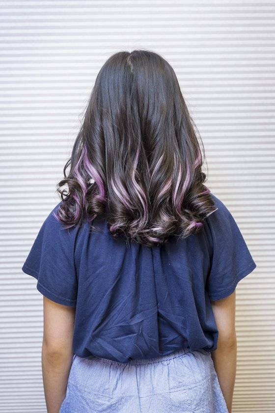 after 밋밋한 검은 머리카락 사이로 보이는 라벤더 컬러 포인트 붙임머리가 시선을 집중시킨다.