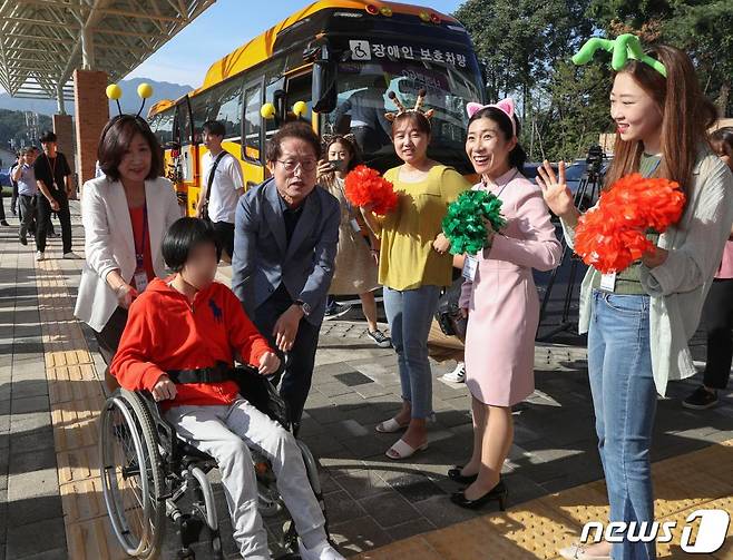 2일 오전 서울 서초구 염곡동에 개교한 공립 장애인 특수학교인 서울나래학교로 학생들이 조희연 교육감과 교사들의 환영을 받으며 첫 등교를 하고 있다.  서울에서 공립특수학교가 문을 연 것은 2002년 서울경운학교 이후 17년만으로 이번 학기에는 지체장애학생 66명이 다닌다./사진=뉴스1