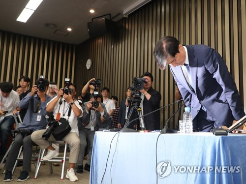 인사하는 조국 법무부 장관 후보자 (서울=연합뉴스) 김주형 기자 = 조국 법무부 장관 후보자가 2일 오후 국회에서 열린 기자간담회에 입장해 인사하고 있다. kjhpress@yna.co.kr