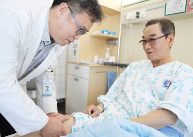 인하대병원 박근명 외과 교수(왼쪽)가 하지동맥폐색증으로 수술을 받은 노승두 씨의 다리를 살펴보고 있다. 노 씨는 “수술 후 좋아하는 운동을 맘껏 할 수 있게 됐다”며 기뻐했다. 인하대병원 제공