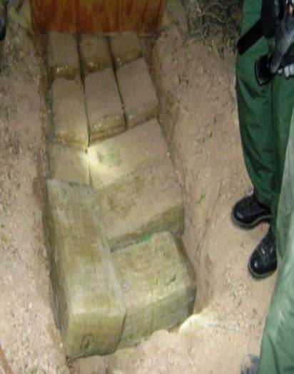 영국군 간호 장교를 사칭한 국제 로맨스 스캠 조직원이 시리아에서 수색작전을 하다 동굴에서 숨겨둔 무기와 함께 발견했다는 달러 뭉치. 부산경찰청 제공