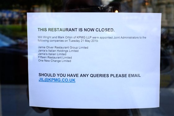 제이미 올리버의 레스토랑이 파산한 뒤 폐업 안내문이 붙어 있다. [AFP=연합뉴스]