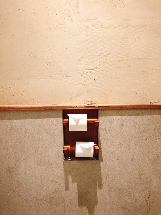 전북 고창 '상하목장' 내 호텔 파머스 빌리지 객실은 화장실 휴지걸이 하나까지도 나무를 사용했다. 자연과 가까운 농가 호텔 특유의 분위기를 만들기 위해서다.