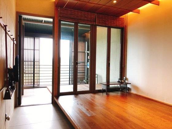 전북 고창 '상하목장' 내 호텔 파머스 빌리지 객실. 침대를 빼고 한옥 평상 마루 형태로 꾸몄다.