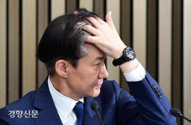 조국 법무부 장관 후보자가 2일 오후 서울 여의도 국회에서 열린 기자간담회에서 취재진의 질문을 들으며 머리카락을 만지고 있다. |권호욱 선임기자