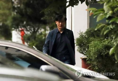 외출하는 조국 후보자 (서울=연합뉴스) 김주성 기자 = 조국 법무부 장관 후보자가 3일 오후 서울 서초구 방배동 자택에서 나와 외출하고 있다. 2019.9.3 utzza@yna.co.kr