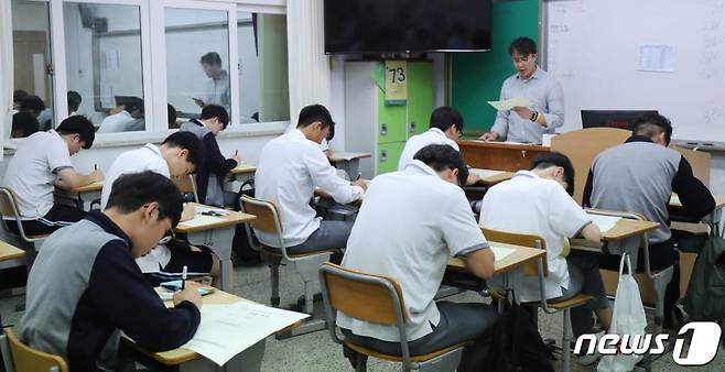 (제주=뉴스1) 오현지 기자 = 4일 오전 제주시 연동 남녕고등학교에서 3학년 학생들이 2019년 9월 수학능력시험 모의평가를 치르고 있다.2019.9.4/뉴스1  <저작권자 © 뉴스1코리아, 무단전재 및 재배포 금지>