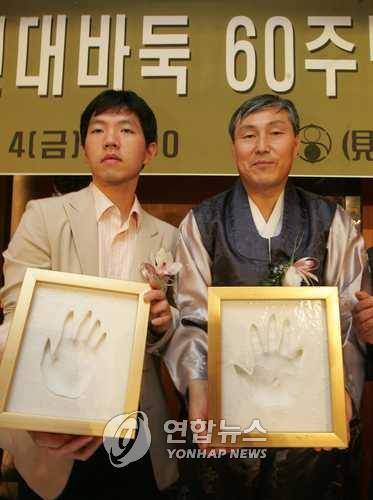 2005년 11월 4일 서울 중구 소공동 롯데호텔에서 열린 한국 현대바둑 60주년 기념식에서 사제 간인 조훈현(오른쪽)·이창호 9단이 핸드프린팅을 한 뒤 기념촬영을 하고 있다. [연합뉴스 자료사진]