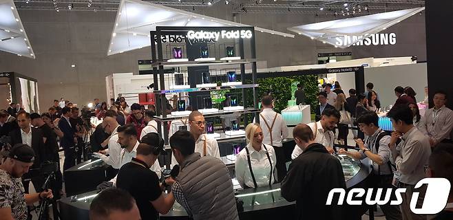 5일(현지시간) 오후 IFA(국제가전전시회) 2019' 개막에 앞서 독일 베를린에서 진행된 삼성전자의 '프레스 콘퍼런스'에서 참가자들이 '갤럭시 폴드' 제품을 살펴보고 있다. © 뉴스1