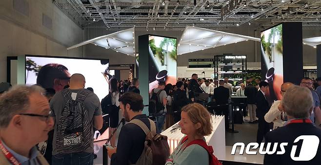 6일(현지시간) 오후 IFA(국제가전전시회) 2019' 개막에 앞서 독일 베를린에서 진행된 삼성전자의 '프레스 콘퍼런스'에서 참가자들이 갤럭시 폴드를 체험하기 위해 줄을 서 대기하고 있다. © 뉴스1
