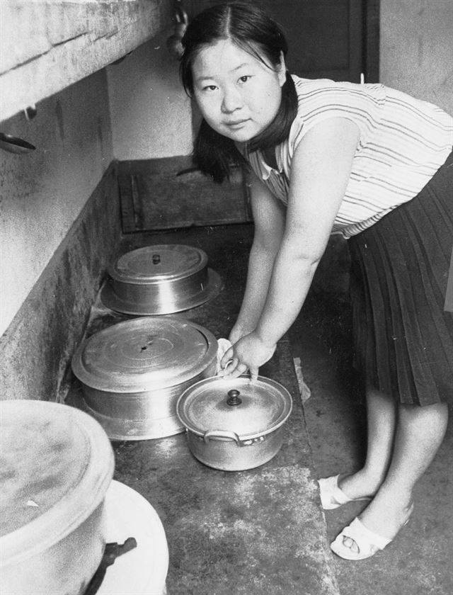 식모로 들어온 10대 어린 소녀가 부엌일을 하고 있다. 한국전쟁 이후 부모를 잃은 전쟁고아들이 넘쳐나면서 갈 곳 없는 10대 여성들은 식모살이로 몰릴 수 밖에 없었다. 한국일보 자료사진