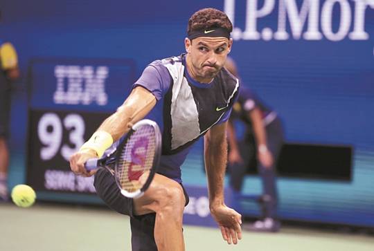 그리고르 디미트로프가 4일(한국시간) 미국 뉴욕의 빌리진 킹 내셔널 테니스 센터에서 열린 US오픈 남자 단식 준준결승에서 로저 페더러에게 공을 쳐내고 있다. 디미트로프는 테니스 황제 페더러를 풀세트 접전 끝에 꺾고 4강에 진출했다. USA투데이연합뉴스