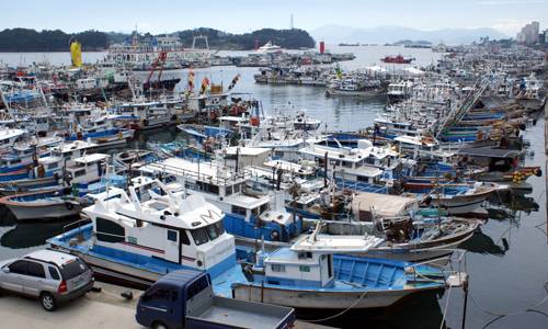 제13호 태풍 '링링'(LINGLING)이 우리나라를 향해 북상 중인 5일 오후 전남 여수시 국동항에 소형어선과 중·소형 낚시어선들이 피항해 있다. 뉴시스