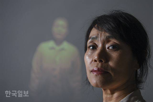 최근 드라마 ‘멜로가 체질’에서 주인공 천우희(임진주 역)의 엄마로 깊은 인상을 남긴 배우 강애심씨. 그는 2011년부터 일본군 성노예와 장자연 사건을 다룬 연극 ‘빨간시’ 무대에 서는 36년 경력의 연극 배우다. 이 작품을 떠올리는 그의 눈빛이 무척 깊다. 배경은 ‘빨간시’의 한 장면. 이한호 기자
