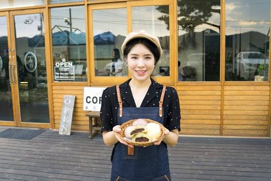 ‘슬지제빵소’ 김슬지(35) 대표. 뽕잎·오디 찐빵을 낸다.
