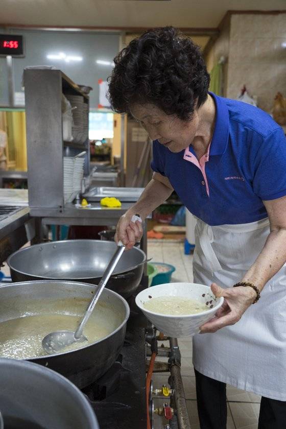 '계화회관' 이화자(76) 할머니. 39년 경력의 백합죽 달인이다. 백종현 기자