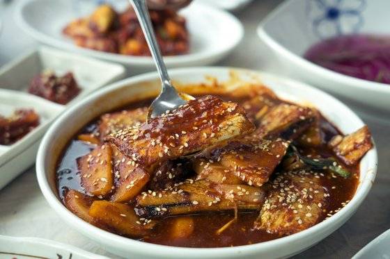 곰소항 인근 '개미궁'에서 맛본 풀치조림. 일반 갈치조림보다 쫄깃쫄깃하다. 양념을 밥에 비벼 먹어도 맛있다. 백종현 기자