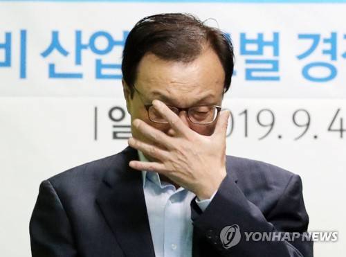 이해찬 대표, 굳은 표정 (인천=연합뉴스) 이진욱 기자 = 더불어민주당 이해찬 대표가 4일 오전 인천 남동구 화장품 제조업체인 ㈜서울화장품에서 열린 현장최고위원회의에서 기업인들과 간담회를 하며 안경을 고쳐쓰고 있다. 2019.9.4 cityboy@yna.co.kr
