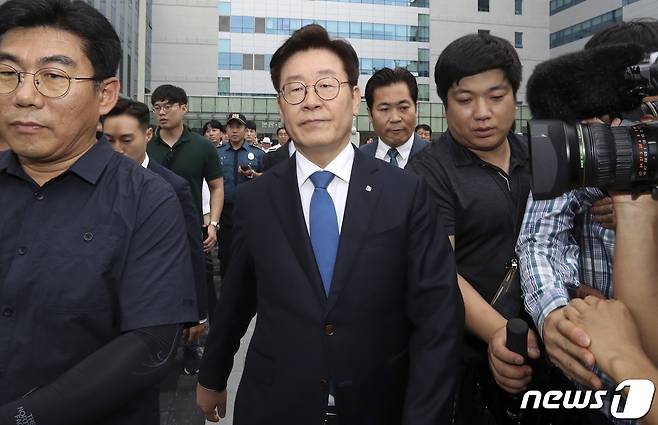 공직선거법 위반 등의 혐의로 기소돼 1심에서 무죄 선고를 받은 이재명 경기도지사가 6일 오후 경기도 수원시 영통구 수원고등법원에서 항소심 선고 공판을 마치고 법원을 나서고 있다. 수원고법 형사2부(임상기 부장판사)는 이른바 ‘친형 강제입원’ 사건과 관련한 공직선거법상 허위사실공표 혐의 무죄 부분을 파기하고, 벌금 300만원을 선고했다. 2019.9.6/뉴스1 © News1 조태형 기자