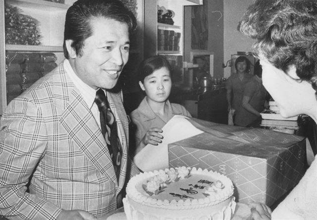 서울 중구에서 명보제과를 운영하던 시절의 신영균. 연기와 사업으로  동분서주 하면서도 시간나는대로 제과점에 나와 손님을 맞았다. 한국일보 자료사진